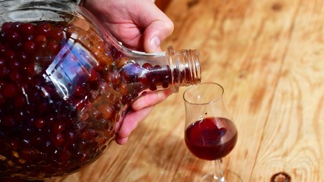 Restrictions et prix en hausse : les Britanniques invités à se tourner vers l’alcool fait maison