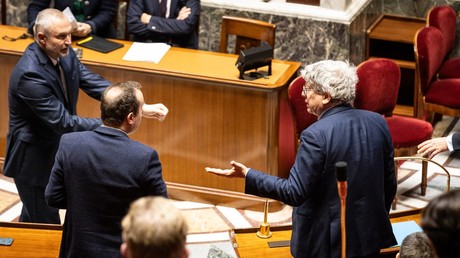 «Ce n’est pas tolérable ce que vous avez fait !» : passe d’armes à l’Assemblée nationale lors du passage en force gouvernemental sur le budget
