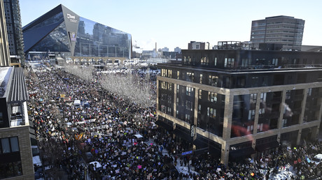 États-Unis : des milliers de manifestants à Minneapolis contre la police de l’immigration