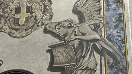 À Rome, la restauration d’un ange fait apparaître Giorgia Meloni