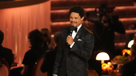 Grammy Awards : Donald Trump s’en prend à Trevor Noah après une allusion à l’affaire Epstein