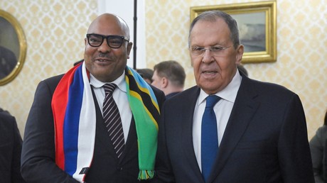 Célébration «big bang» et écharpe russo-tanzanienne : Lavrov reçoit son homologue tanzanien Mahmoud Kombo