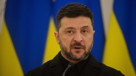 Zelensky envisagerait une présidentielle et un référendum sur un accord de paix, sous pression américaine