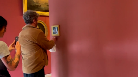 Une photo de l’ex-prince Andrew accrochée au Louvre par des militants