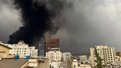 «Pluie noire» en Iran, demande de garanties américaines et minage du détroit d'Ormuz : 11e jour du conflit au Moyen-Orient en direct