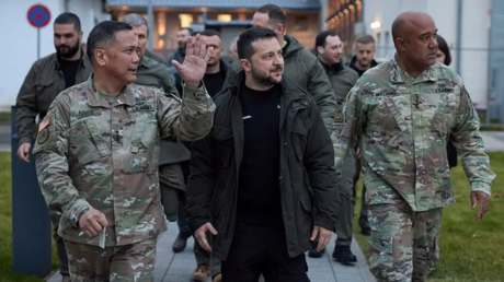 Scandale au Pentagone : un général américain ivre en Ukraine et des documents confidentiels oubliés dans un train