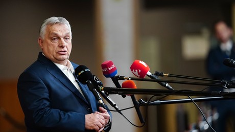 «Ni fleurs ni ours en peluche, mais des clôtures» : Orbán durcit le ton sur la migration en Europe