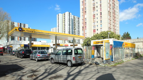 Flambée des prix des carburants : «L’État se comporte comme un profiteur de crise», estime Marine Le Pen