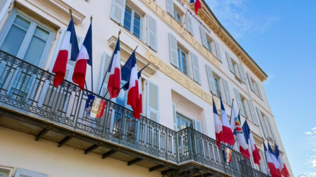 France : des maires RN retirent le drapeau européen et provoquent une polémique nationale