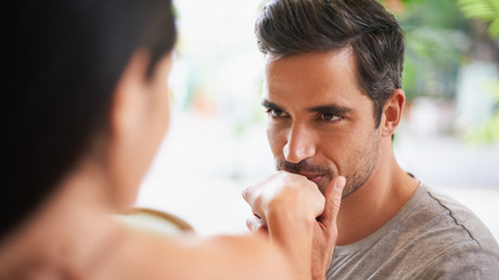 Le baisemain sans consentement est une agression sexuelle, estime la justice espagnole