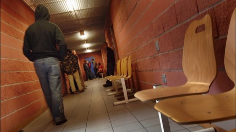 Durée de rétention des OQTF dangereux : la gauche rejette son allongement, une majorité de Français le plébiscite