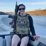 Royaume-Uni : bannie du territoire, une influenceuse américaine islamophobe menace de débarquer en bateau accompagnée de militaires