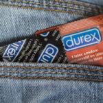 La guerre au Moyen-Orient s'invite jusque dans le lit : les préservatifs pourraient coûter jusqu’à 30 % plus cher