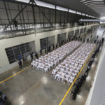 Salvador : une centaine de détenus menottés face à leur procès de masse sur écran géant