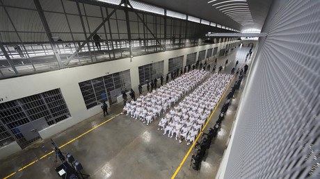 Salvador : une centaine de détenus menottés face à leur procès de masse sur écran géant