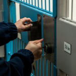 Surpopulation et pénurie de gardiens : plusieurs prisons françaises bloquées à l’appel d’un syndicat