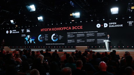 Maxime Orechkine donne le coup d’envoi du IIe Dialogue public sur l’avenir de la croissance mondiale