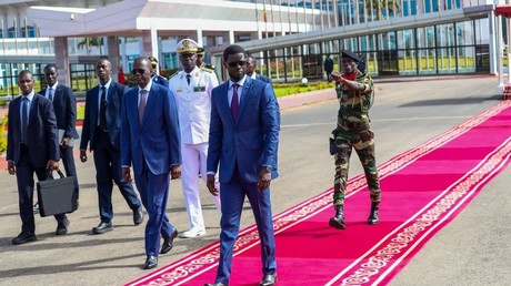 Sénégal : le président Bassirou Diomaye Faye effectue une visite de travail en Gambie pour renforcer les liens bilatéraux