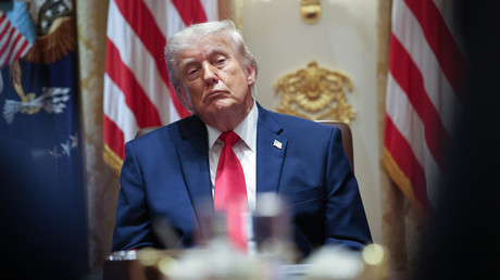 Avertissement pour Trump : le Congrès approuve une résolution limitant ses pouvoirs dans la guerre contre l'Iran