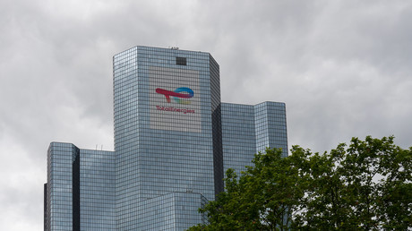 La justice française ordonne à TotalEnergies de prendre en compte les émissions CO₂ de ses clients