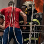 Algérie : un jeune homme gravit dix étages pour sauver deux enfants prisonniers des flammes (vidéo)