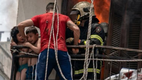 Algérie : un jeune homme gravit dix étages pour sauver deux enfants prisonniers des flammes (vidéo)