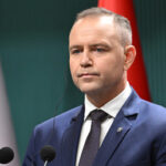 Pologne : la popularité du président Nawrocki décolle après le retrait de l'Ordre de l'Aigle blanc à Zelensky