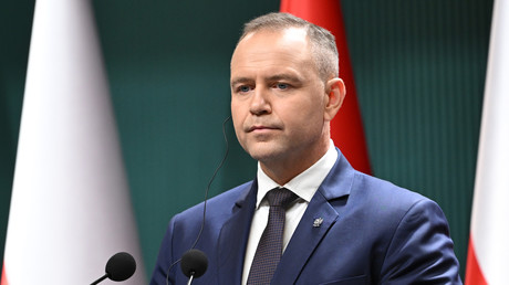 Pologne : la popularité du président Nawrocki décolle après le retrait de l'Ordre de l'Aigle blanc à Zelensky