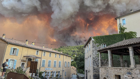 Incendies records en France : 2 400 hectares ravagés en Gironde, le Var sous haute tension