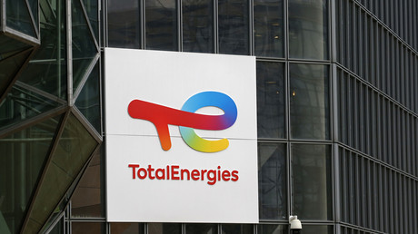 TotalEnergies double ses bénéfices pendant que les Français trinquent à la pompe