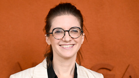 France : «ce qui se passe à l’intérieur des maisons regarde un petit peu l’État», estime une ministre