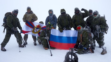 Des militaires de cinq pays gravissent le mont Elbrouz lors d’une expédition en Russie placée sous le signe de l’amitié