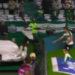 Brésil : un footballeur a chuté dans un tunnel en pleine célébration (VIDÉO)