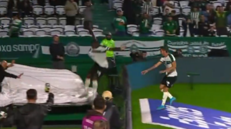 Brésil : un footballeur a chuté dans un tunnel en pleine célébration (VIDÉO)
